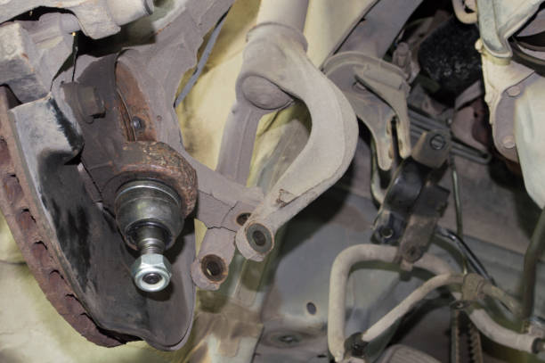 Valdymo svirties įvorių vaidmuo paskirstant posūkio kampą ir riedėjimo standumą