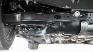 Kodėl prabangūs automobiliai teikia pirmenybę tvirtoms aliuminio lydinio valdymo svirtims?