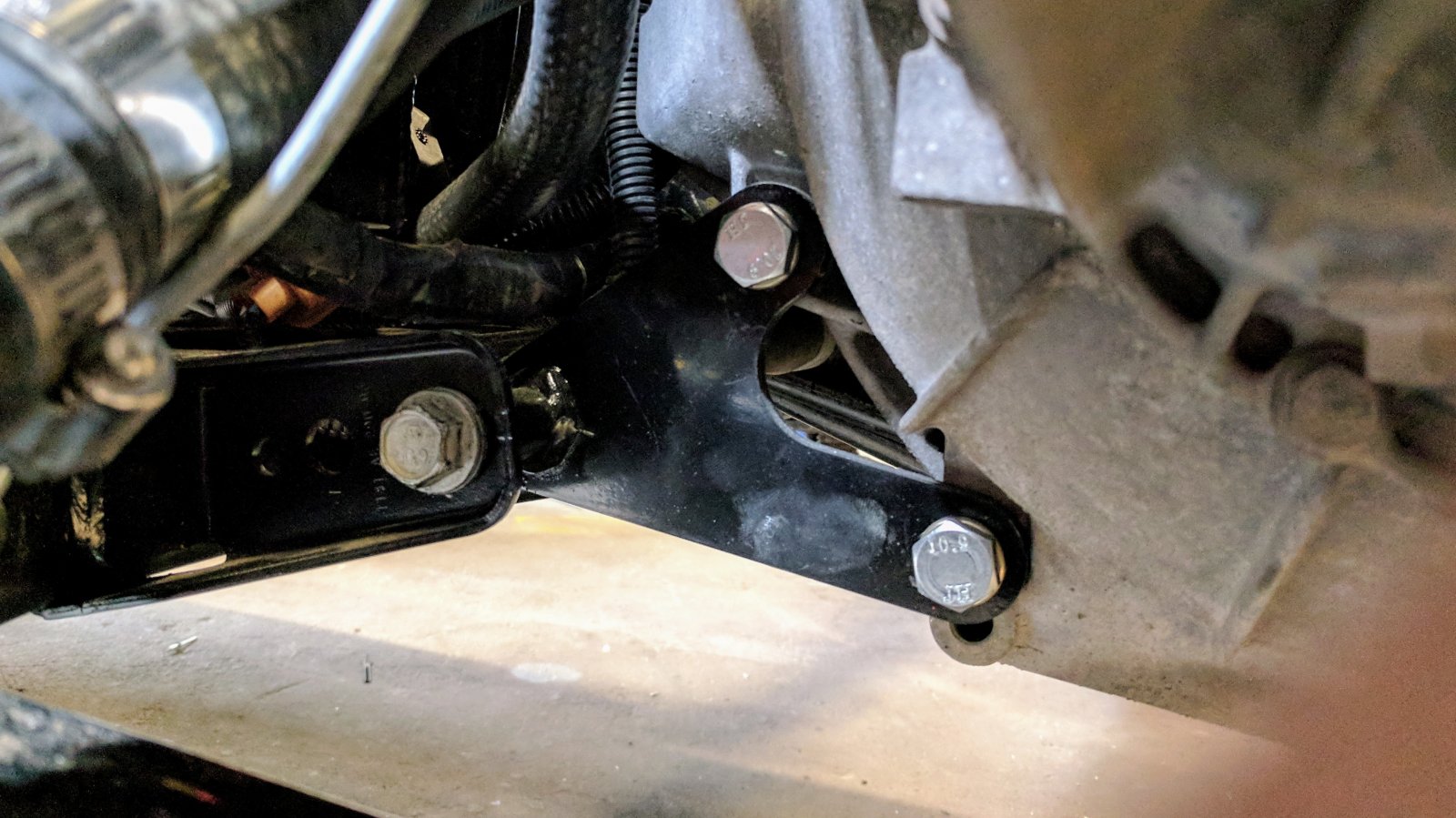 Kiek laiko užtrunka sugedusio transmisijos laikiklio keitimas?